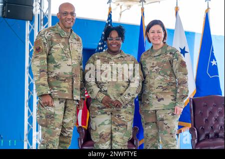 USA Air Force Chief of Staff General CQ Brown, Jr. und Chief Master Sergeant der Air Force Joanne S. Bass posieren für ein Foto mit Tech. Sgt. Adrean McMillion während eines Rundrufs am Al Udeid Air Base, Katar, 9. Januar 2023. Der Besuch der AUAB bot der Führungsebene Gelegenheit, Airmen und Wächtern zu danken und sie zu würdigen, die 24 Stunden am Tag ständig Wache stehen und die nationale Sicherheit der USA, Verbündeten und Partner schützen. Stockfoto