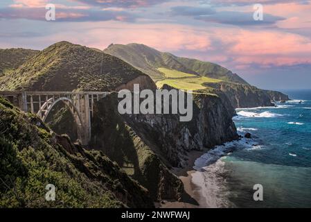 Die legendären Ausblicke vom Big Sur in Kalifornien im Sommer. An der pazifikküste aufgenommen. Stockfoto