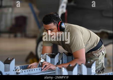 USA Air Force Staff Sgt. Michael Ridgeway, Leiter der Waffenladeregion mit der 58. Aircraft Maintenance Unit, 33. Fighter Wing, tritt am 5. Januar 2023 am vierten Quartal des 33. Aircraft Maintenance Squadron Ladungswettbewerbs auf der Eglin Air Force Base, Florida, an. Die 3-Mann-Crews zeigten ihre Fähigkeiten in einem zeitlich festgelegten und abgestuften Wettkampf, um erfolgreich Waffen auf eine F-35A Lightning II zu laden Stockfoto