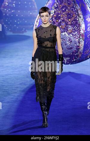 (230228) -- PARIS, 28. Februar 2023 (Xinhua) -- Ein Modell präsentiert eine Kreation von Christian Dior als Teil seiner Herbst/Winter 2023/2024 Kollektion während der Paris Fashion Week in Paris, Frankreich, am 28. Februar 2023. (MeetEurope/Unterlagen über Xinhua) Stockfoto