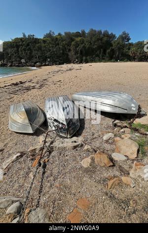 516 kopfüber gestrandete Metallboote am Shelly Beach neben dem Marine Parade Walkway-Manly Vorort. Sydney-Australien. Stockfoto