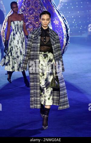 (230228) -- PARIS, 28. Februar 2023 (Xinhua) -- Ein Modell präsentiert eine Kreation von Christian Dior als Teil seiner Herbst/Winter 2023/2024 Kollektion während der Paris Fashion Week in Paris, Frankreich, am 28. Februar 2023. (MeetEurope/Unterlagen über Xinhua) Stockfoto