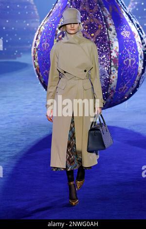 (230228) -- PARIS, 28. Februar 2023 (Xinhua) -- Ein Modell präsentiert eine Kreation von Christian Dior als Teil seiner Herbst/Winter 2023/2024 Kollektion während der Paris Fashion Week in Paris, Frankreich, am 28. Februar 2023. (MeetEurope/Unterlagen über Xinhua) Stockfoto