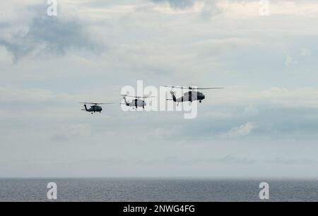 230212-N-WM182-1201 SÜDCHINESISCHES MEER (12. Februar 2023) Flugzeuge des Carrier Air Wing (CVW) 17 fliegen in Formation neben dem Flugzeugträger USS Nimitz (CVN 68). Nimitz ist in der US-7.-Flotte und führt Routineeinsätze durch. 7. Fleet sind die USA Die größte Flotte der Navy, die mit einer Anzahl von Flotten ausgestattet ist, und arbeitet regelmäßig mit Alliierten und Partnern zusammen, um eine freie und offene Region im Indo-Pazifik zu erhalten. Stockfoto