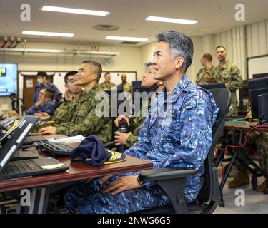 Konteradmiral Motoyuki Kanezashi, Befehlshaber der Amphibien- und Minenkriegstruppe, General Shingo Nashinoki, Kommandant der Amphibien-Brigade, wird über die Integration der Marine und das Integrated Littoral Warfare Center der Task Force 76/3 während Iron Fist 23 an Bord von Camp Courtney, Okinawa, Japan, am 16. Februar 2023 informiert. Dieser Besuch im Integrated Littoral Warfare Center fand während der Übung Iron Fist statt und bot einen Überblick über den TF 76/3, wobei der Schwerpunkt auf der Befehls- und Kontrollstruktur und der Befehlsposition lag und wie er funktioniert Stockfoto