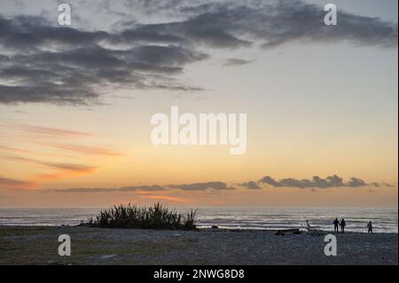 Punakaiki Beach bei Sonnenuntergang an der Westküste von South Island in Neuseeland Stockfoto