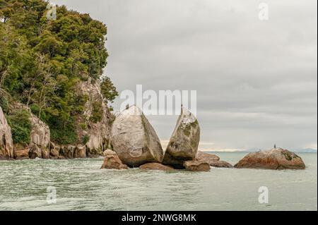 Split Apple Rock in der Nähe von Kaiteriteri im Abel Tasman National Park, South Island, Neuseeland Stockfoto