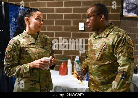 Chief Master Sgt. Theresa Grolla, Left, Air Force Materiel Command Chief Commancelled Manager, spricht mit Master Sgt. Jeremi Isaacs, 66. Comptroller Squadron Financial Operations Flight Chief, während eines Besuchs auf dem Luftwaffenstützpunkt Hanscom, Massachusetts, 2. Februar. Grolla besuchte Hanscom zusammen mit Brig. General Frank R. Verdugo, Direktor, Budget Operations and Personnel, stellvertretender stellvertretender Sekretär der Air Force for Budget, trifft sich mit Mitgliedern der 66. Air Base Group und der 66. Comptroller Squadron, um mehr über Herausforderungen, Probleme und große Erfolge im Finanzmanagement innerhalb der ABG zu erfahren. Stockfoto