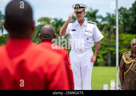 SUVA, Fidschi (31. Januar 2023) ADM. John C. Aquilino, Commander of U.S. Indo-Pacific Kommando, salutiert während einer Ehrenfeier in der Armee der Republik Fidschi, Queen Elizabeth Baracke. Die USINDOPACOM hat sich verpflichtet, die Stabilität in der asiatisch-pazifischen Region durch die Förderung der Sicherheitszusammenarbeit, die Förderung einer friedlichen Entwicklung, die Reaktion auf Eventualitäten, die Abschreckung von Aggressionen und, falls erforderlich, Kämpfe um den Sieg. Stockfoto