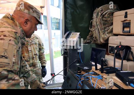 USA Armeegeneral Darryl A. Williams, kommandierender General, USA Armee Europa und Afrika, spricht mit einem entsandten Mitglied des 44. Expeditionellen Signal-Bataillons-Enhanced während des Besuchs des Generals im Dodin-Operationszentrum Europa/Afrika am 27. Januar 2023 in der USAG Wiesbaden. Während seines Besuchs traf General Williams auch mit Mitgliedern des Regional Cyber Center-Europe und der 2D Theater Signal Brigade zusammen und erhielt von jedem 2D TSB-Bataillon Missionsbriefe. Stockfoto