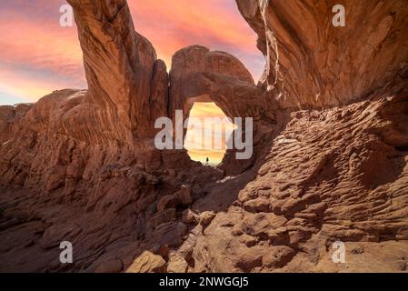 Kultiger Delicate Arch bei Sonnenuntergang mit stürmischem Himmelshintergrund. Stockfoto