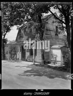 Mrs. Ellis Store, Falmouth, Stafford County, Virginia. Carnegie Survey of the Architecture of the South (Carnegie-Umfrage zur Architektur des Südens). USA Virginia Stafford County Falmouth, Porches, Kinder, Gambrel Dächer, Gemischtwarenläden, Holzgebäude. Stockfoto