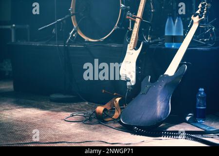 Warten auf Wiedergabe. Musikinstrumente auf einer leeren Bühne vor einer Show. Stockfoto