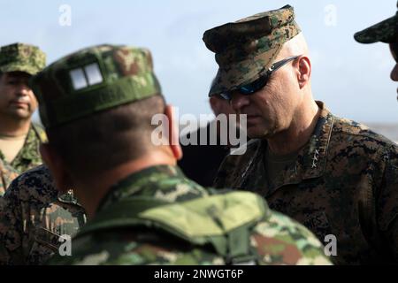 USA Marinekorps, Lieutenant General David Bellon, Kommandeur der USA Marine Corps Forces, Süd und USA Marine Corps Forces Reserve, steht mit kolumbianischen Marines auf kolumbianischem Marinestützpunkt Turbo, Turbo, Kolumbien, 24. Januar 2023. Bellon, seine Mitarbeiter und Anführer des 4. Assault-Amphibienbataillons reisten nach Kolumbien, um sich mit der Führung des Infantería de Marina Colombiana (Kolumbianisches Marine-Korps) zu treffen, um die Partnerschaft zwischen den beiden Navies und dem Marine-Korps weiter zu stärken. Stockfoto