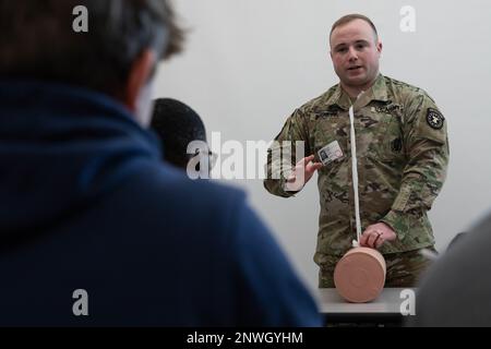 Staff Sgt. William Barnett, ein Kampfmediziner, der als Rekrutierer in York, Pennsylvania, arbeitet, zeigt Schülern des Lehrers Rick Guinans Kurs für angewandte Sportmedizin an der Central York High School, wie man Verbandmull in eine Wunde einpackt, als Teil des Programms „Stop the Bleed“ am 2. Februar 2023. Guinan lud Barnett ein, bei dem Programm zu helfen, das Menschen lehrt, wie man Blutungen in Notsituationen kontrolliert. Die Partnerschaft schuf eine Gelegenheit, Studenten Karrieren und Leistungen der US-Armee näher zu bringen. Stockfoto