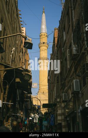 Enge Straße, die die alte Moschee in Kairo umrahmt Stockfoto