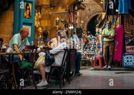 Touristen sitzen in einem Café in den alten Straßen von kairo Stockfoto