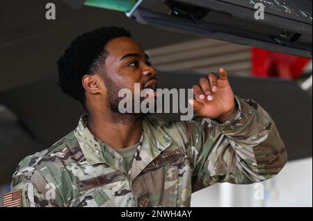 USA Air Force Senior Airman Keanu Kemp, Leiter der Waffenladungscrew der 60. Aircraft Maintenance Unit, 33. Fighter Wing, nimmt am 5. Januar 2023 am vierten Quartal des 33. Aircraft Maintenance Squadron Ladungswettbewerbs auf dem Eglin Air Force Base, Florida, Teil. Der vierteljährliche Ladungswettbewerb testet das Wissen und die taktischen Fähigkeiten von 33. AMXS-Waffenladungsteams. Stockfoto