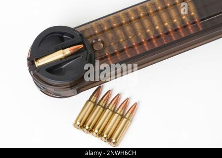 5,7vx 28mm Gewehrmunition mit 50 Munition. Stockfoto
