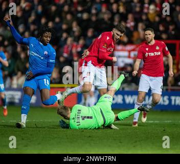 Wrexham, Wrexham County Borough, Wales. 28. Februar 2023 Wrexham Goalkeepr #1 Rob Lainton sammelt den Ball beim Wrexham Association Football Club V Chesterfield Football Club auf dem Rennplatz in der Vanarama National League. (Bild: ©Cody Froggatt/Alamy Live News) Stockfoto