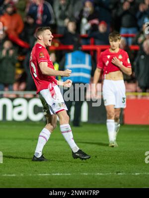 Wrexham, Wrexham County Borough, Wales. 28. Februar 2023 Wrexhams #10 Paul Mullin feiert mit Fans in Vollzeit, während des Wrexham Association Football Club V Chesterfield Football Club auf dem Rennplatz, in der Vanarama National League. (Bild: ©Cody Froggatt/Alamy Live News) Stockfoto