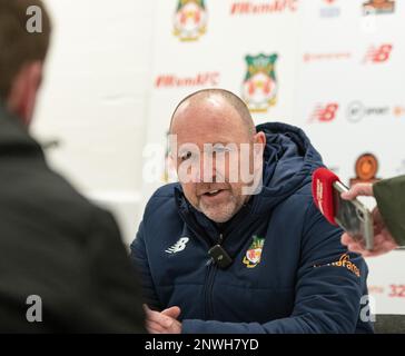 Wrexham, Wrexham County Borough, Wales. 28. Februar 2023 Stellvertretender Manager Steve Parkin beantwortet Fragen der Medien während der Pressekonferenz nach dem Spiel, während des Wrexham Association Football Club V Chesterfield Football Club auf dem Rennplatz, in der Vanarama National League. (Bild: ©Cody Froggatt/Alamy Live News) Stockfoto