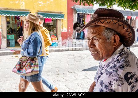 San Miguel de Allende Guanajuato Mexiko, historisches Zentrum Zona Centro, mit Hut Hüten Sombrero Sombreros, Männer, Männer, Frauen, Junge Stockfoto