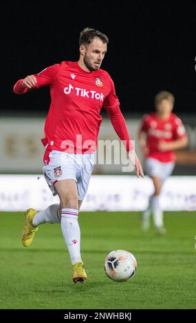 Wrexham, Wrexham County Borough, Wales. 28. Februar 2023 Wrexhams Nr. 14 Anthony Forde auf dem Ball, während des Wrexham Association Football Club V Chesterfield Football Club auf dem Rennplatz, in der Vanarama National League. (Bild: ©Cody Froggatt/Alamy Live News) Stockfoto