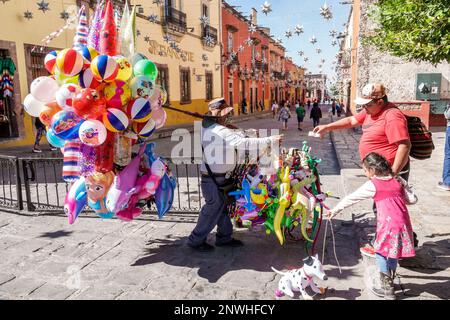 San Miguel de Allende Guanajuato Mexiko, historisches Zentrum von Historico Central, Weihnachtsdekorationen mit hängenden Stars, Ballons verkaufen, man Me auswählen Stockfoto