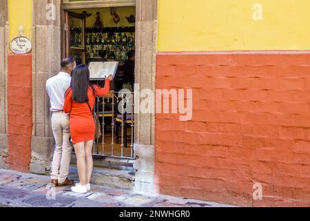 San Miguel de Allende Guanajuato Mexico, historisches Zentrum des historischen Stadtzentrums, El Correo Restaurante, Speisekarte, Männer Männer, Frauen Frauen Stockfoto