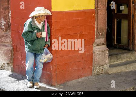 San Miguel de Allende Guanajuato Mexiko, historisches Zentrum von Historico Central, trägt Cowboyhut Sombrero, männliche Männer, Erwachsene, Wohnsitz Stockfoto