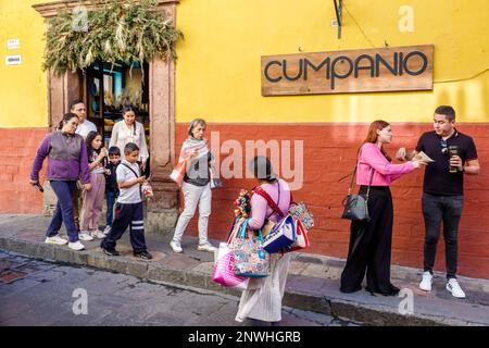 San Miguel de Allende Guanajuato Mexiko, historisches Zentrum des historischen Stadtzentrums, Calle Correo, Cumpanio, Bäckerei Restaurant, männliche Männer, weibliche Dame Stockfoto