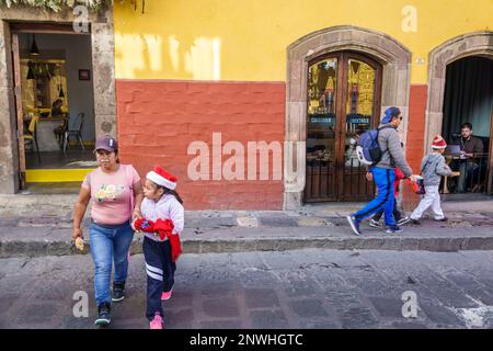 San Miguel de Allende Guanajuato Mexiko, historisches Zentrum der Altstadt, Calle Correo, Straße überqueren, weibliche Frau, Erwachsene, erw Stockfoto