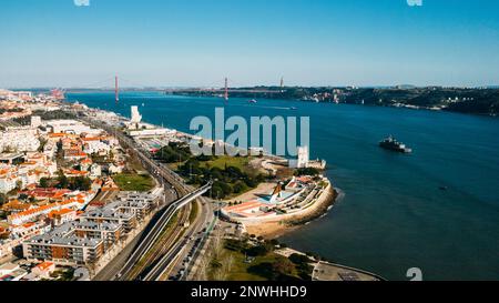 Panoramablick auf den Belém-Turm mit Entdeckungsdenkmal und Brücke vom 25. April im Hintergrund, Lissabon, Portugal Stockfoto