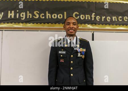 Kaheem Bailey-Taylor, Kadett von Army JROTC, wurde bei einer Zeremonie in der Philadelphia Military Academy am 6. Januar 2023 in Philadelphia, Pennsylvania, mit der Heldenmedaille ausgezeichnet. Diese Auszeichnung ist die höchste Medaille des Department of the Army, die ausschließlich an Army ROTC und JROTC Cadets verliehen wird. Die Medaille wird denjenigen verliehen, die einen heldenhaften Akt vollziehen, bei dem es um die "Akzeptanz von Gefahr und außergewöhnlicher Verantwortung geht, die als Beispiel für lobenswerte Stärke und Mut dienen". | Foto von Amy Turner, USA Militärkadett-Kommando Öffentliche Angelegenheiten Stockfoto