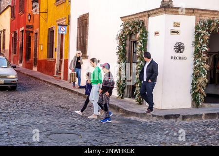 San Miguel de Allende Guanajuato Mexiko, historisches Zentrum des historischen Stadtzentrums, Kopfsteinpflasterstraße, Calle Recreo, koloniale Architektur, männliche Männer, wo Stockfoto