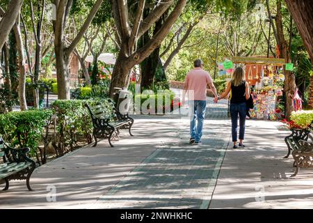 San Miguel de Allende Guanajuato Mexico, historisches Zentrum, Parque Benito Juarez Park, Fußgängerpromenade, männliche Männer, weibliche Stockfoto