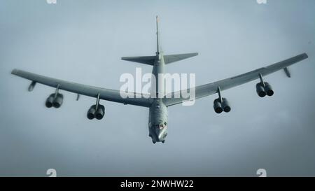 Ein B-52H Stratofortress-Flugzeug, dem 5. Bombenflügel zugeteilt, verschwindet in den Wolken über dem Atlantischen Ozean auf dem Weg zum Minot Air Force Base, N.D., 27. Januar 2023. Die 5. BW nimmt an Übungen der Bomber Task Force Teil, die sich auf die Ausbildung und Entwicklung von US-amerikanischen und partnerschaftlichen Streitkräften in der gesamten europäischen Region konzentrieren. Stockfoto