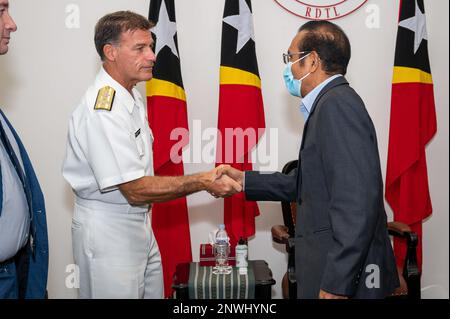 DILI, Timor-Leste (2. Februar 2023) ADM. John C. Aquilino, Commander of U.S. Das Kommando Indo-Pazifik, links, begrüßt den Premierminister von Timor-Leste, Taur Matan Ruak. Die USINDOPACOM hat sich verpflichtet, die Stabilität in der asiatisch-pazifischen Region durch die Förderung der Sicherheitszusammenarbeit, die Förderung einer friedlichen Entwicklung, die Reaktion auf Eventualitäten, die Abschreckung von Aggressionen und, falls erforderlich, Kämpfe um den Sieg. Stockfoto