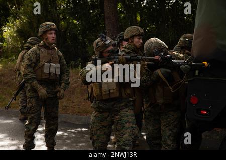 USA Marines mit Combat Logistics Regiment 37 (CLR-37) setzten die Sicherheitsvorkehrungen während einer simulierten Mission zur Bergung von Fahrzeugen und Opfern im zentralen Trainingsbereich, Camp Hansen, Okinawa, Japan, am 25. Januar. 2023. 3. MLG mit Sitz in Okinawa, Japan, ist eine vorwärtsstationierte Kampfeinheit, die als umfassende Logistik- und Kampfdienstunterstützung der III Marine Expeditionary Force für Operationen im gesamten Zuständigkeitsgebiet Indo-Pazifik dient. Stockfoto