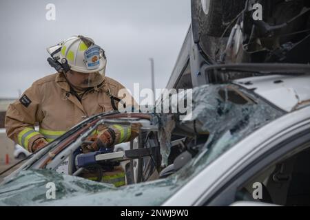 Sean Kinner, ein 137. Special Operations Wing Feuerwehrmann der Oklahoma National Guard, verwendet einen batteriebetriebenen Rettungsspreizer, um einen simulierten Patienten aus einem umgestürzten Auto während einer Tornado-Übung zur Reaktion auf schwere Unfälle auf der will Rogers Air National Guard Base, Oklahoma City, 8. Februar 2023 zu befreien. Die Flugzeuge des 137. Spezialeinsatzflügels arbeiteten während des Szenarios mit den Ersthelfern der Behörden von Oklahoma City zusammen, um ihre gemeinsamen Taktiken, Techniken und Verfahren so anzuwenden, wie sie es würden, wenn sie gegenseitige Hilfe in einer echten Antwort leisten würden. Stockfoto