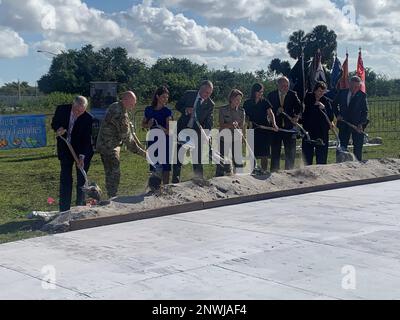 Von links: Chief Operating Officer of Lendlease Communities Phillip Carpenter, Army Material Command Commander General Edward Daly, City of Doral Mayor Christi Fraga, Congressman Mario Diaz-Balart, SOUTHCOM Commander General Laura Richardson, Leutnant Gov. Janette Nunez, Miami-Dade District 12-Kommissar Juan Bermudez, IMCOM Readiness Director Brenda McCullough und USAG Miami General Manager Larry Kilgore brachen am 30. Januar den Boden, um das neue Projekt für den Bau von Militärwohnungen für die in Doral, Florida stationierten Mitglieder des Dienstes und ihre Familien bekannt zu geben. Das Projekt soll bis 2 abgeschlossen sein Stockfoto