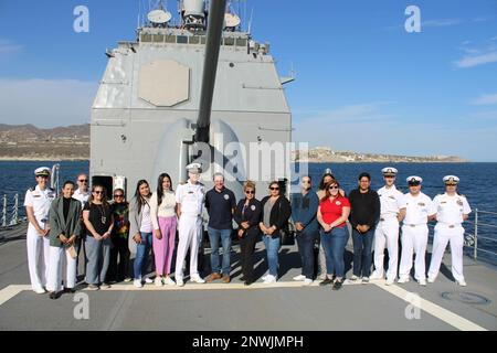 230207-N-QU081-1079 CABO SAN LUCAS, Mexiko (7. Februar 2023) Seeleute begrüßen Gäste für eine Tour an Bord des Ticonderoga-Klasse-Raketenkreuzers USS Lake Champlain (CG 57) bei einem Hafenbesuch in Cabo San Lucas, Mexiko. Lake Champlain wird in San Diego heimtransportiert. Stockfoto