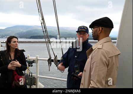 USA Coast Guard Cutter Kimball (WMSL 756) Commanding Officer Capt. Thomas D’Arcy spricht mit Chuka Asike, dem Leitenden Offizier der USA Konsulat Fukuoka und Konsulatspersonal nach dem Kimball, der am 10. Februar 2023 in Kagoshima, Japan, festgemacht wurde. Kimballs Besatzung ist in Kagoshima, um gemeinsame Schulungen und einen professionellen Austausch mit Mitgliedern der japanischen Küstenwache durchzuführen und damit eine Kooperationsvereinbarung auszubauen, die 2022 zwischen den beiden Seeverkehrsdiensten unterzeichnet wurde und mit der die Operation SAPPHIRE, eine Daueroperation zur Stärkung der Beziehungen, zur Verstärkung bilateraler Engagements, eingeführt wurde; Und konzentrieren Sie sich auf die Aufrechterhaltung eines fre Stockfoto