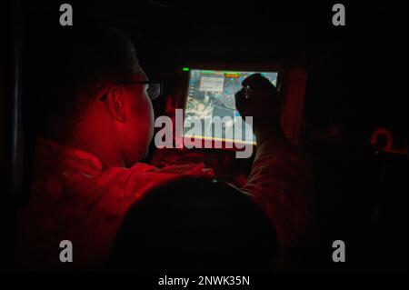 Soldaten der Vereinigten Arabischen Emirate 11. Bergbataillon und 3. Brigade der Sicherheitskräfte bereiten sich während der Rotation des Joint Readiness Training Center 23-04, 26. Februar 2023, auf eine taktische Bewegung in der Nacht vor. Soldaten aus den Vereinigten Arabischen Emiraten vom 11. Bergregion nehmen an der Ausbildung Teil, zusammen mit den USA Soldaten der 2. Brigaden-Kampfeinheit, der 10. Bergdivision und der 3. Sicherheitseinsatzbrigade. Die Soldaten der VAE werden an der Seite der USA trainieren Armeebrigade während dieser JRTC-Rotation, um die taktische Interoperabilität und Bereitschaft zu erhöhen. Stockfoto