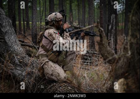 Soldaten aus den Vereinigten Arabischen Emiraten 11. Berghataillon und 3. 27. Brigade der Sicherheitskräfte greifen während der Rotation des Joint Readiness Training Center (Rotation des Joint Readiness Training Center) vom 23. Bis 04. Februar 2023 mit Oppositionskräften in „The Box“ zusammen. Das 1-509. Infanterie-Regiment Geronimo wirkt während des Trainings in der Box als Gegenkraft. Die Soldaten der Vereinigten Arabischen Emirate vom 11. Bergregion nehmen an der Ausbildung Teil, zusammen mit den USA Soldaten der 2. Brigaden-Kampfeinheit, der 10. Bergdivision und der 3. Sicherheitseinsatzbrigade. Soldaten der VAE werden an der Seite eines trainieren Stockfoto