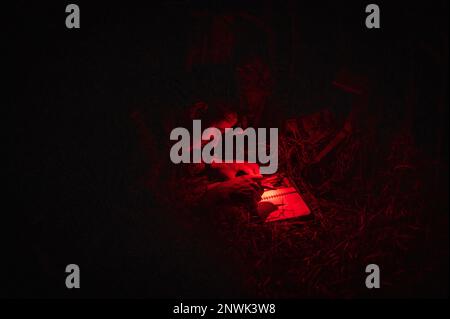 Soldaten der Vereinigten Arabischen Emirate 11. Bergbataillon und 3. 26. Brigade der Sicherheitskräfte führen während der Rotation des Joint Readiness Training Center am 23.-04. Februar 2023 nachts eine taktische Bewegung durch. Soldaten aus den Vereinigten Arabischen Emiraten vom 11. Bergregion nehmen an der Ausbildung Teil, zusammen mit den USA Soldaten der 2. Brigaden-Kampfeinheit, der 10. Bergdivision und der 3. Sicherheitseinsatzbrigade. Die Soldaten der VAE werden an der Seite der USA trainieren Armeebrigade während dieser JRTC-Rotation, um die taktische Interoperabilität und Bereitschaft zu erhöhen. Stockfoto