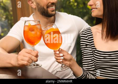 Ein paar Gläser Aperol Spritz Cocktails am Tisch, Nahaufnahme Stockfoto