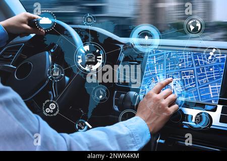 Mann, der während der Autofahrt das Navigationssystem benutzt, Nahaufnahme Stockfoto