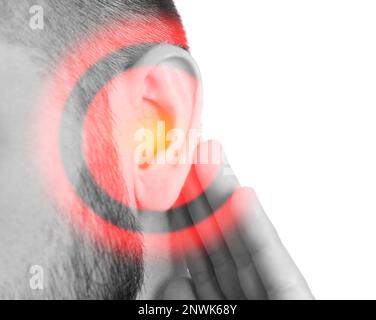 Mann mit Ohrenschmerzen auf weißem Hintergrund, Nahaufnahme Stockfoto